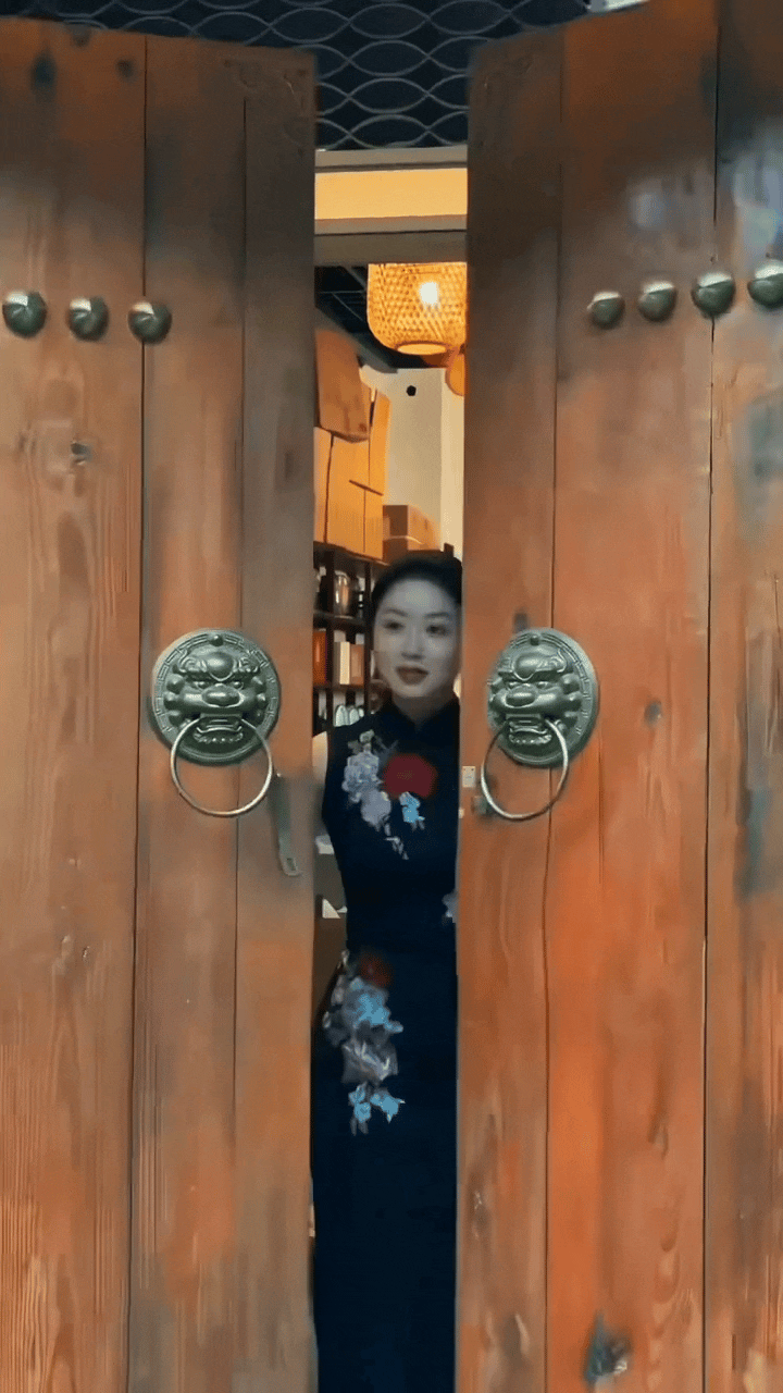 这种中式旗袍的魅力在这位姐姐的身上展现的淋漓尽致！