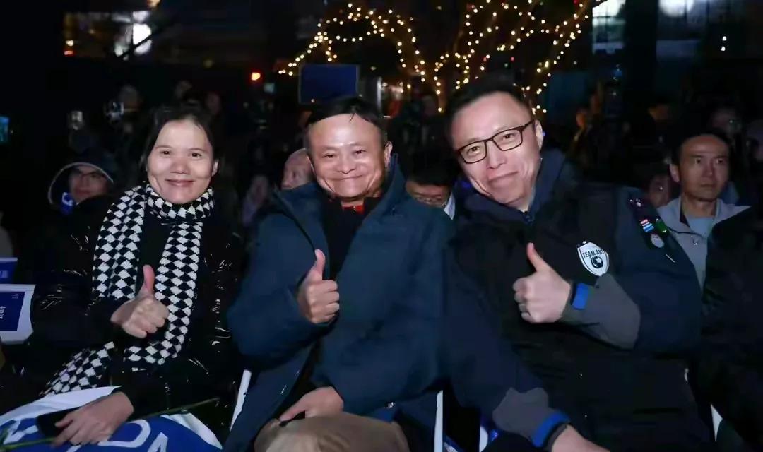 许久未露面的马云，终于再次站在了屏幕之前。不过与以往相比，挥斥方遒、意气风发、指
