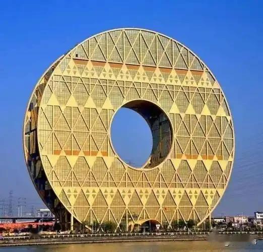 “最丑建筑"铜钱大厦拍卖无人报名。在今年10月末，广州圆大厦以13.6亿元的价格