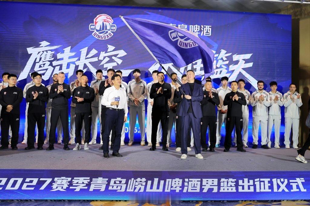 看了昨晚CBA新赛季揭幕战，卫冕冠军上海男篮的阵容厚度令人印象深刻。这赛季，从纸