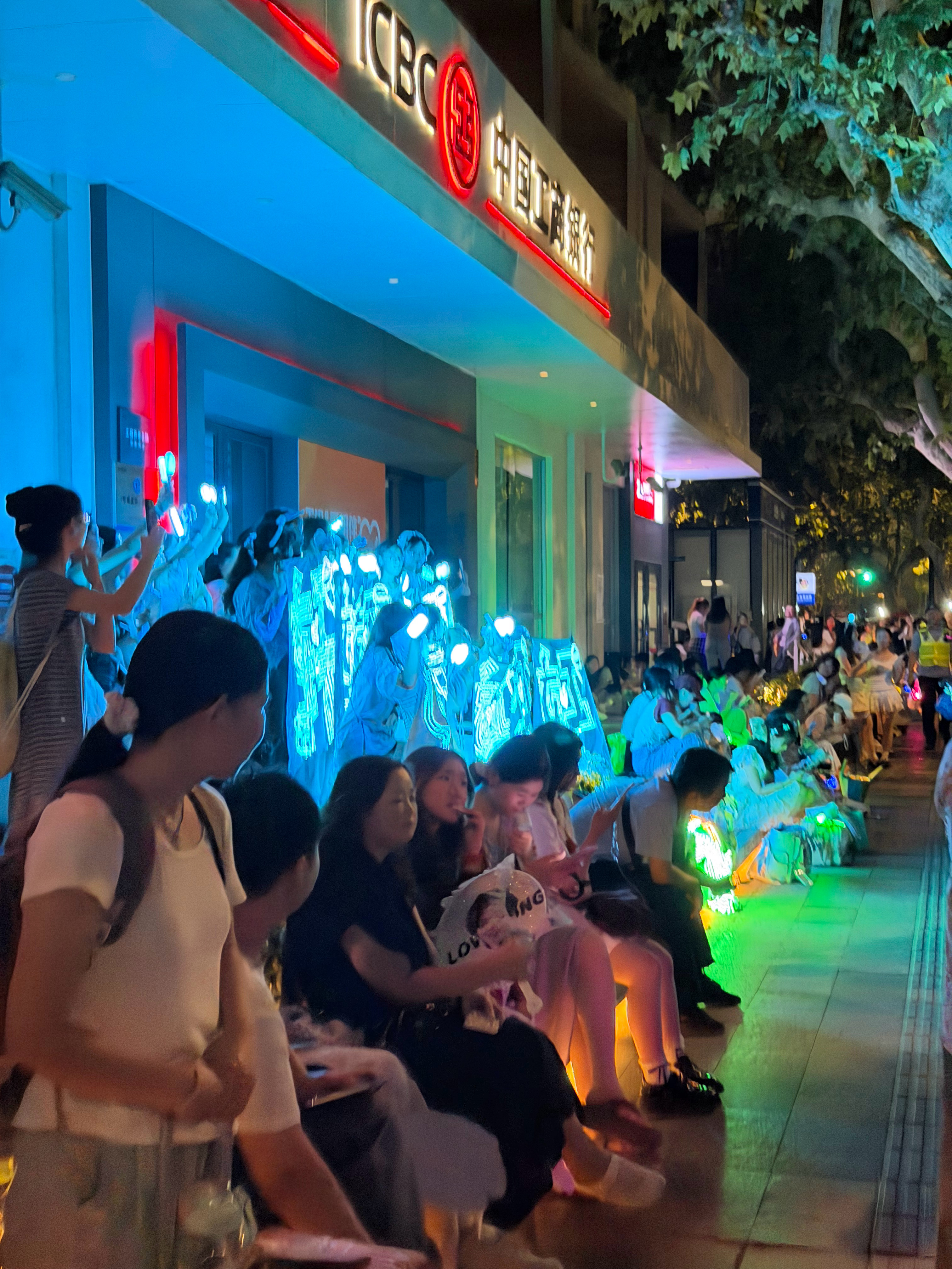 今天八万人有演唱会，周围一圈好多好多好多好多人啊～～～很多人没有票就在体育场外围