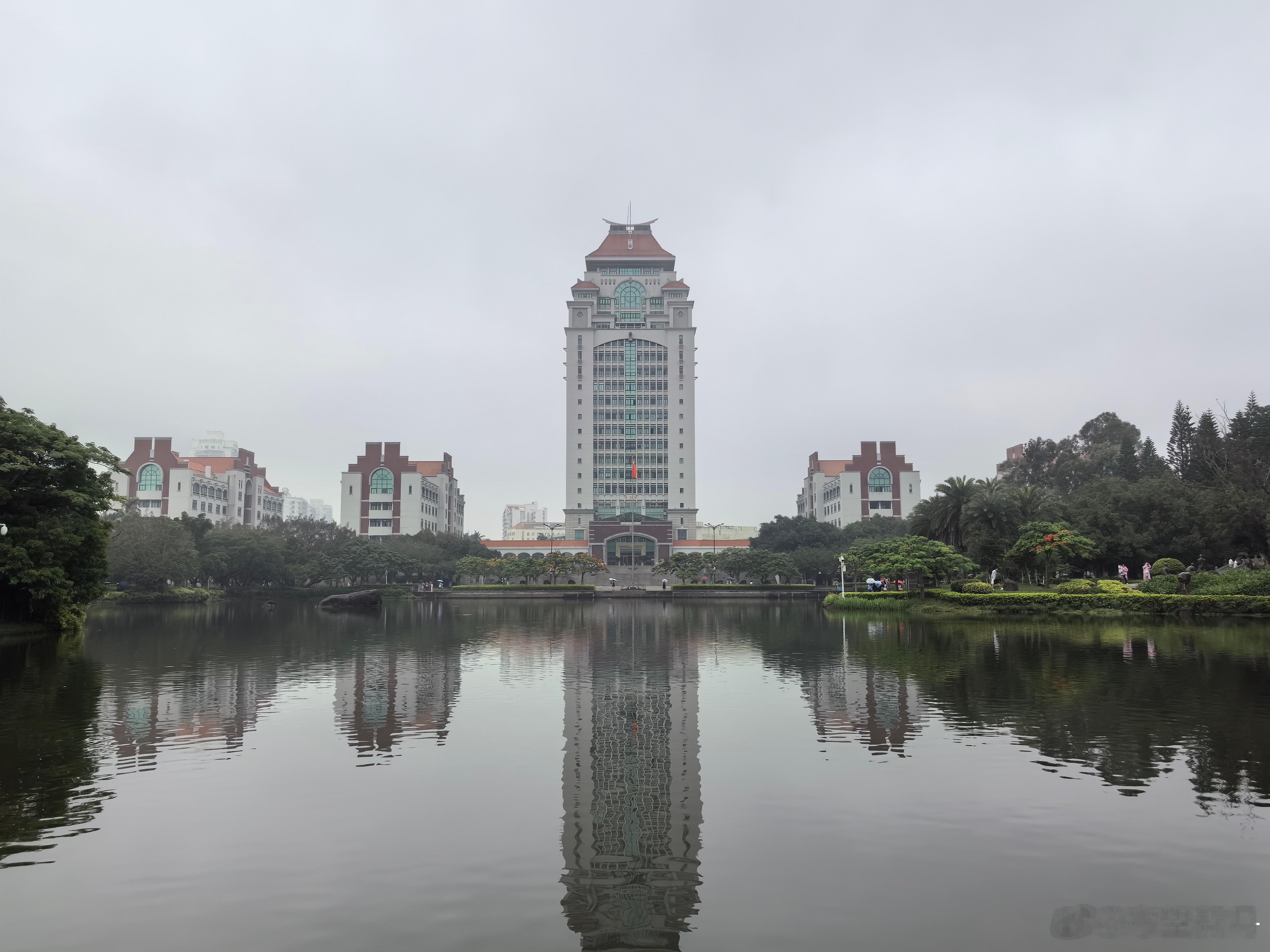 人人都说，#厦大# 是中国最美大学，今日一见，果然名不虚传。被蔚蓝的海湾一揽入怀