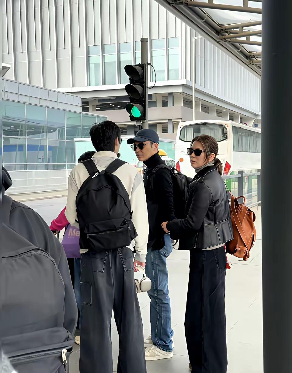 挺好没有脂粉气的男孩
那一双眼睛和妈妈袁咏仪一模一样
原来他就是张智霖的公子张幕