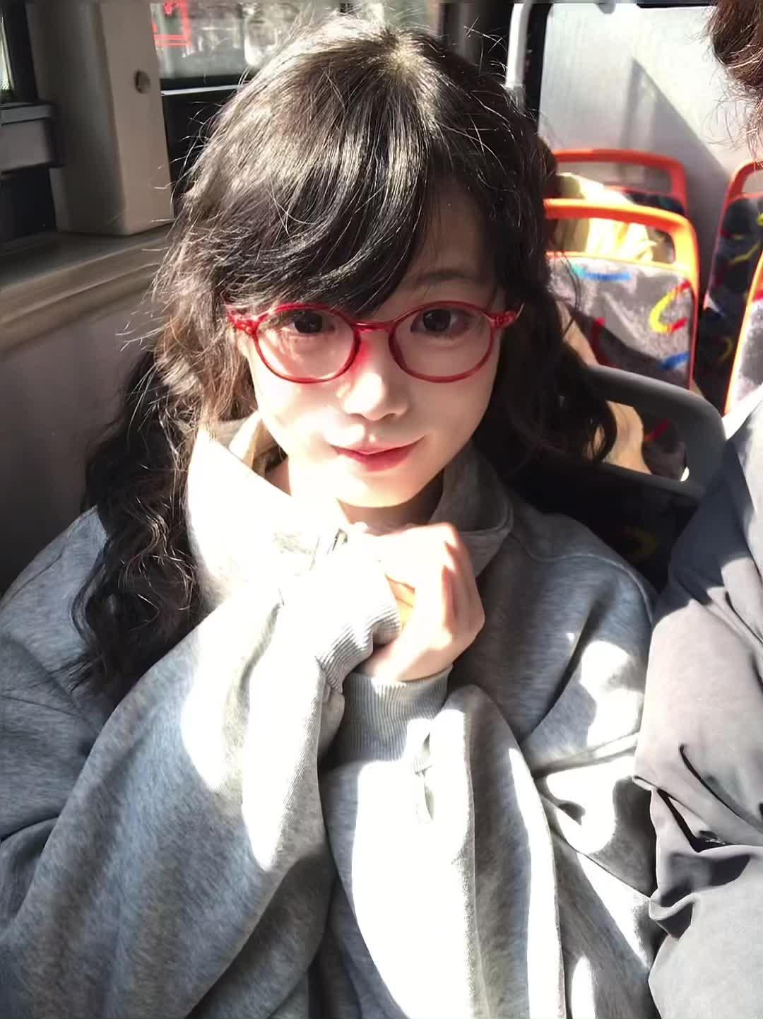 有个人突然说了一句 ：“觉得主播可爱的举手”，然后地球就变成了海胆！•︡ᯅ•︠