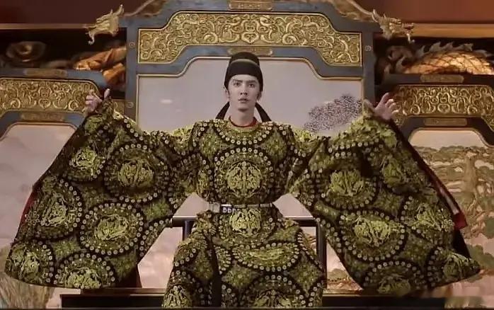 还是太糊了，但凡有点儿讨论度，这衣服都会被嘲