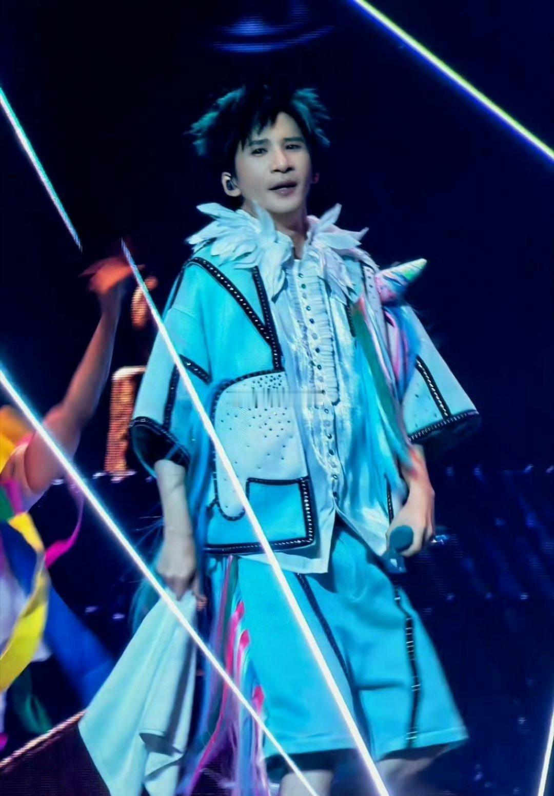 原以为点开是又一场热热闹闹的欢笑，没承想却被几句掏心窝的话撞红了眼眶。我们总习惯