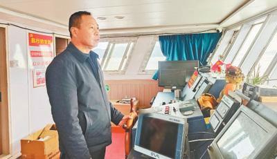 2024年3月，浙江58岁的船老大沈华忠正指挥着船员们在东海下网捕蟹。不经意间，