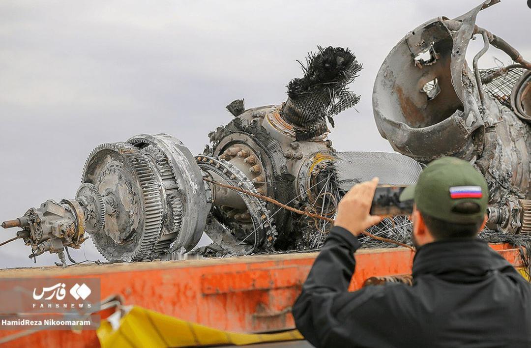在伊朗法尔斯通讯社分享了一张照片，照片中地缘政治分析师克里斯托弗·赫拉利正在拍摄
