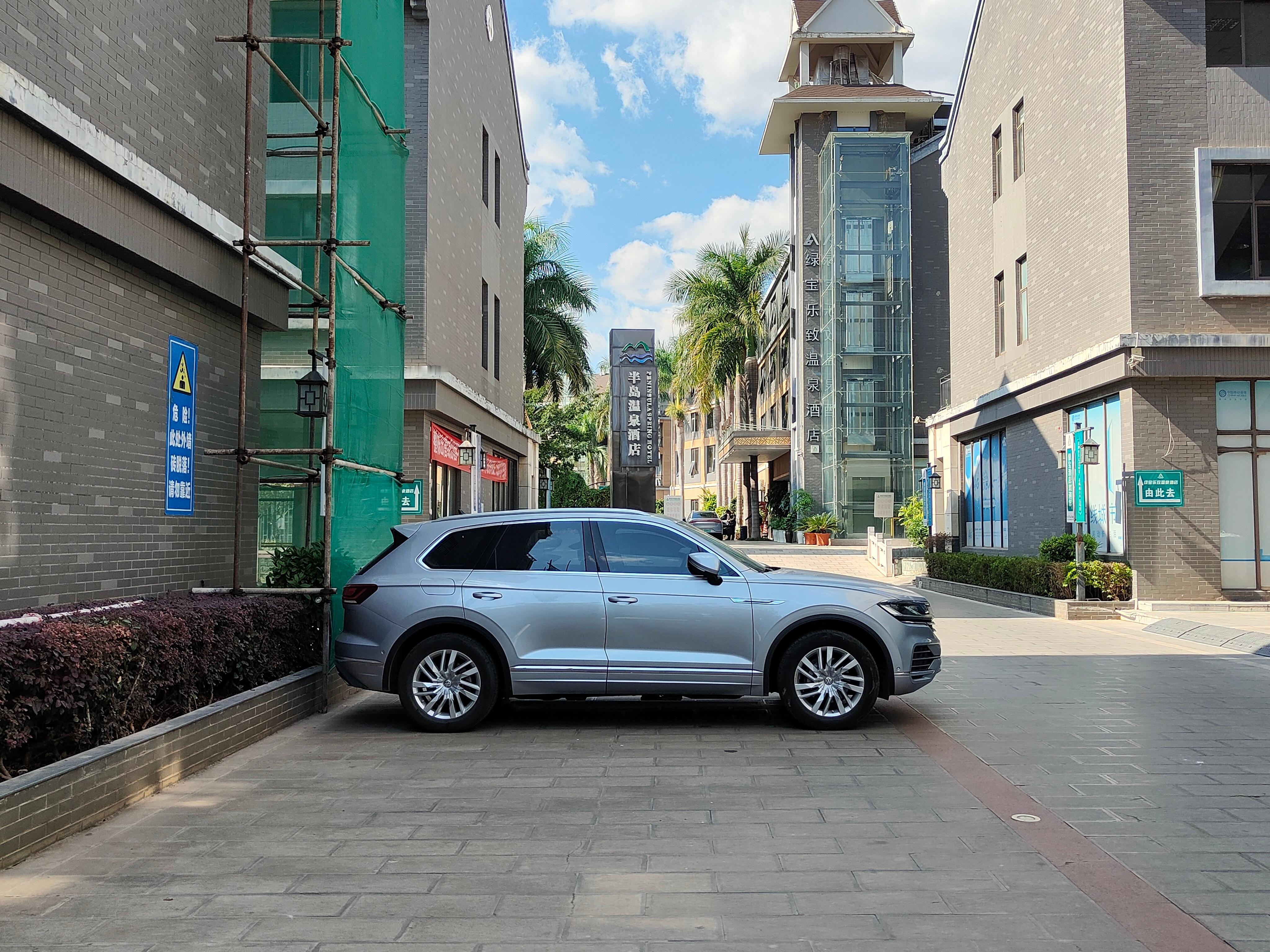 银色途锐真不错，喜欢老旧燃油高级SUV，这车现在性价比很高。回来就是各种吃肉[赞