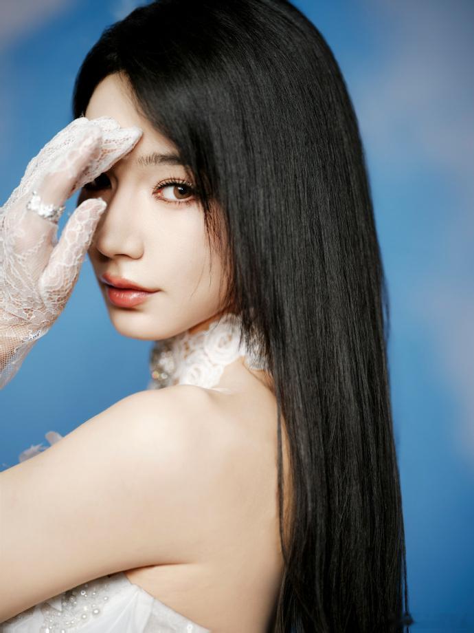 代斯三公白色羽毛裙救命！代斯三公这羽毛裙造型直接美晕我！又仙又美，氛围感拉满，今