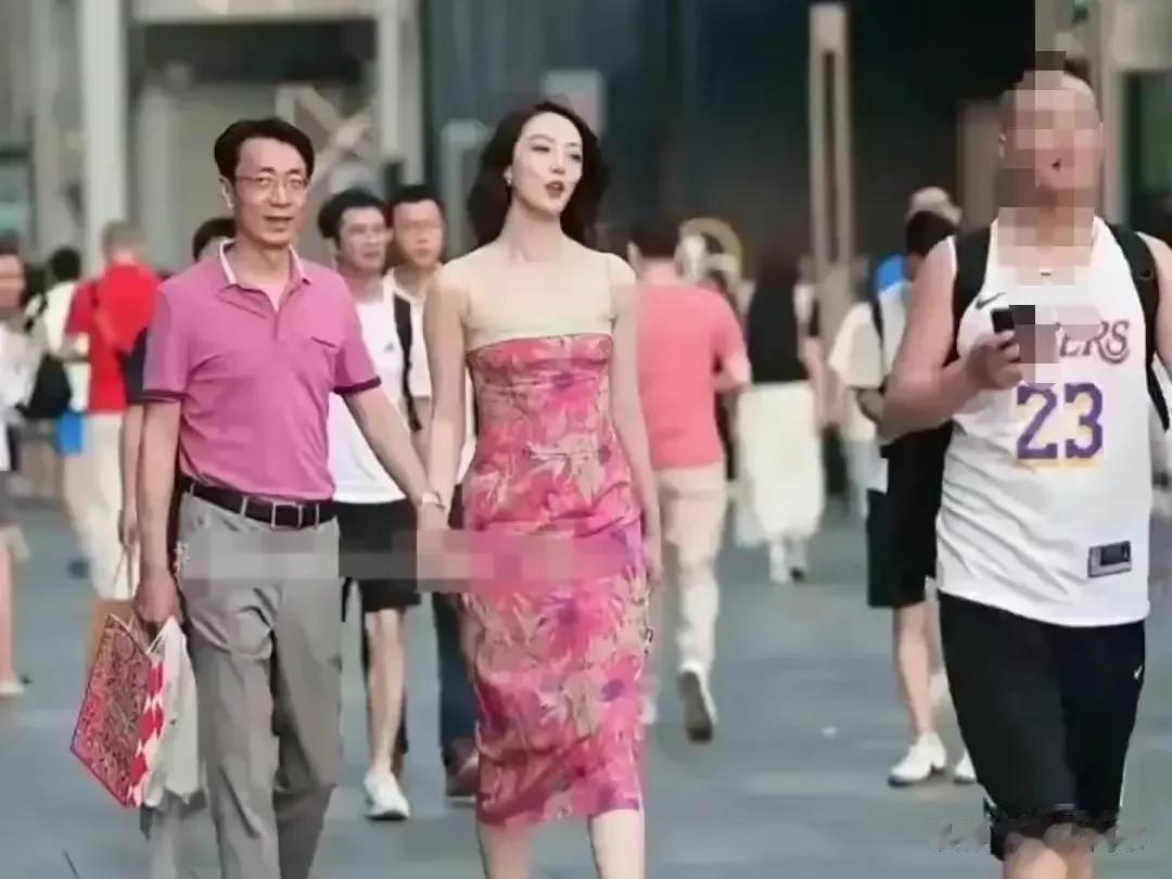 没钱的时候，考验的是女人，有钱的时候考验的是男人。

在一个家庭当中，穷的时候考