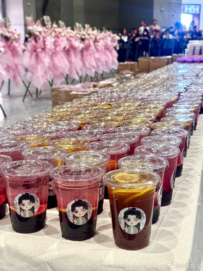 敖瑞鹏给粉丝准备了5000份餐饮很真诚很好的敖瑞鹏 陈一杀青大吉 ​​​