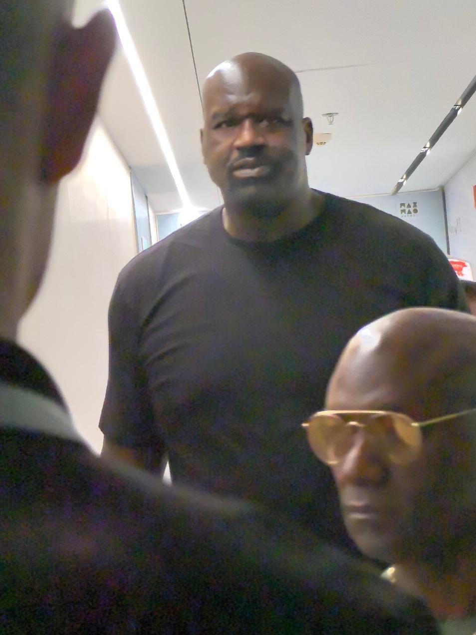 呵呵，想想当年，奥尼尔是有多瞧不起姚明。

大姚当年打NBA快三年了，大鲨鱼硬是