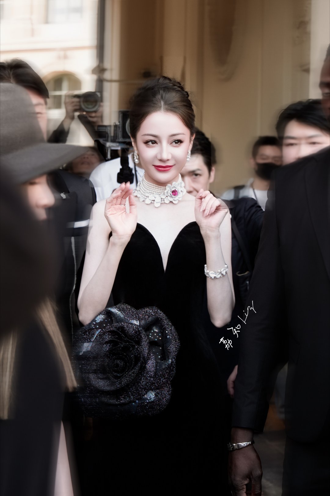 同一位拍摄的Angelababy 和迪丽热巴 ​​​