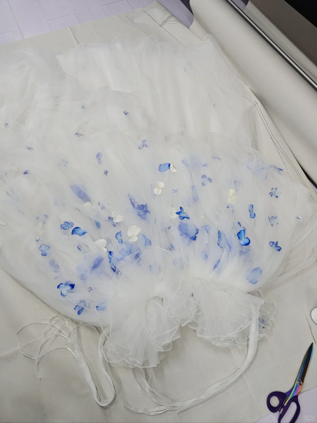 🔷把好多花封印在衣服裡 💙圖1、2、3，衣服剛做好，準備打包寄出 ...