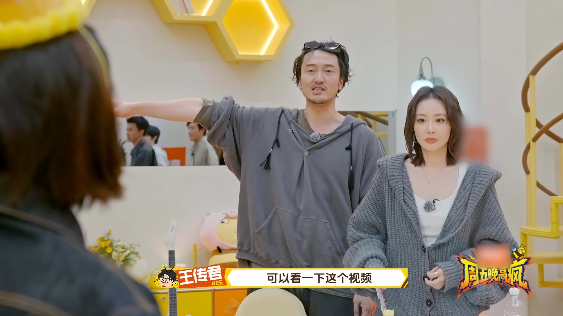 周冬雨婉拒王传君准备的礼物周冬雨婉拒王传君但感动周五晚高疯 王传君用蛋糕和视频送