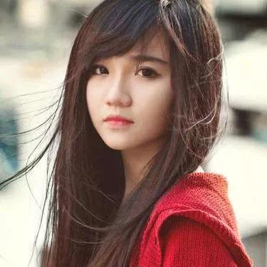 柔美长发随风飘，甜美笑容动人心。