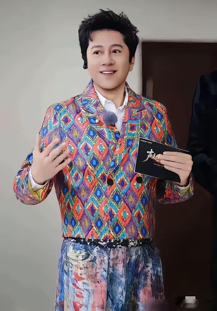 这人在穿花衬衫，手里拿个牌子。这是庆哥吗？365天是他唱的吗？还是很年轻，穿的花