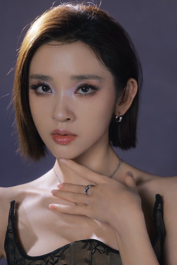 一边疯狂夸帅，一边疯狂玩梗，唐艺昕夸周翊然越来越帅，养死士梗真的百玩不厌唐艺昕夸