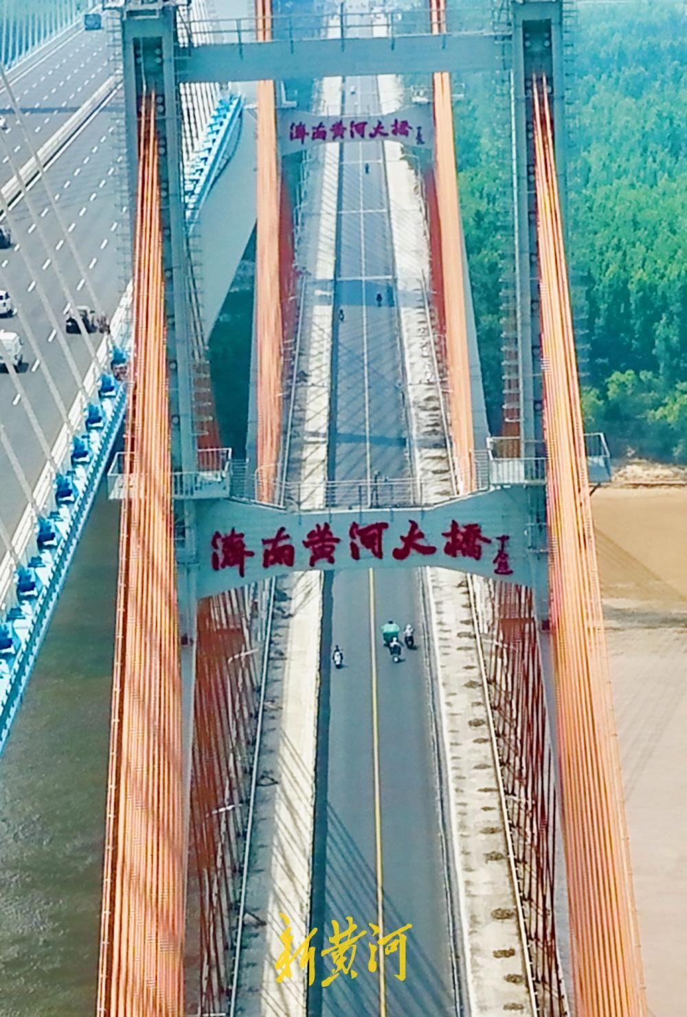 6月23日，在济南黄河大桥老桥改造现场，中间两车道在完成沥青路面铺设和交通标识线