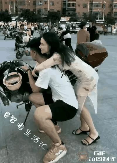 见过这么宠妻的吗？这就是被宠 也就是说，女人找对了老公。
