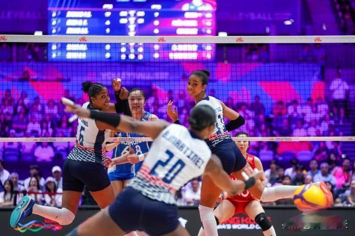赵勇指挥调度不敢恭维
北京时间7月11日，世界女排联赛香港站，中国VS多米尼加。