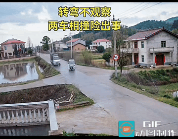 老头乐走在左侧拐右弯，还不观察后面有车没车就右拐，和后车碰撞自然就是大概率了。