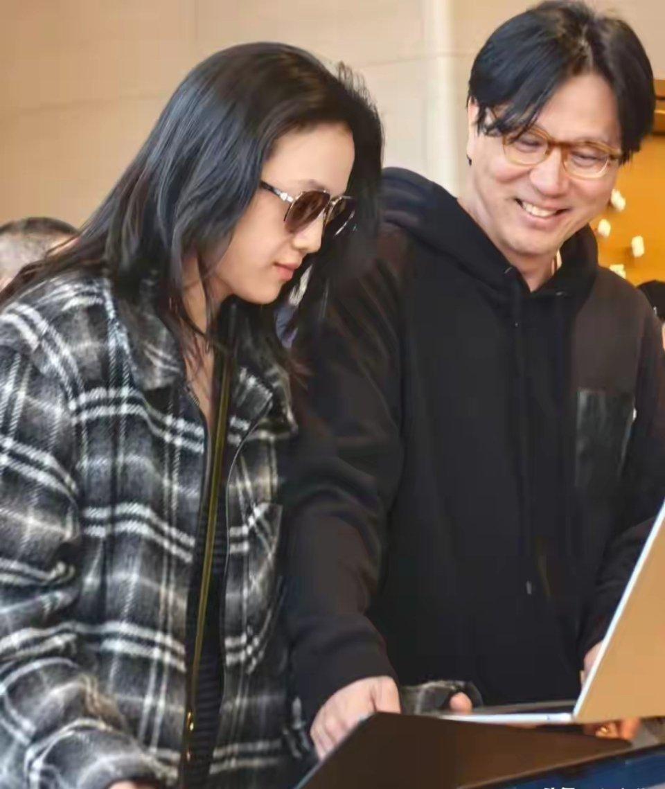 汤唯二胎儿子出生，46岁产子不容易呀。

7月22日，汤唯在社交平台低调分享喜讯