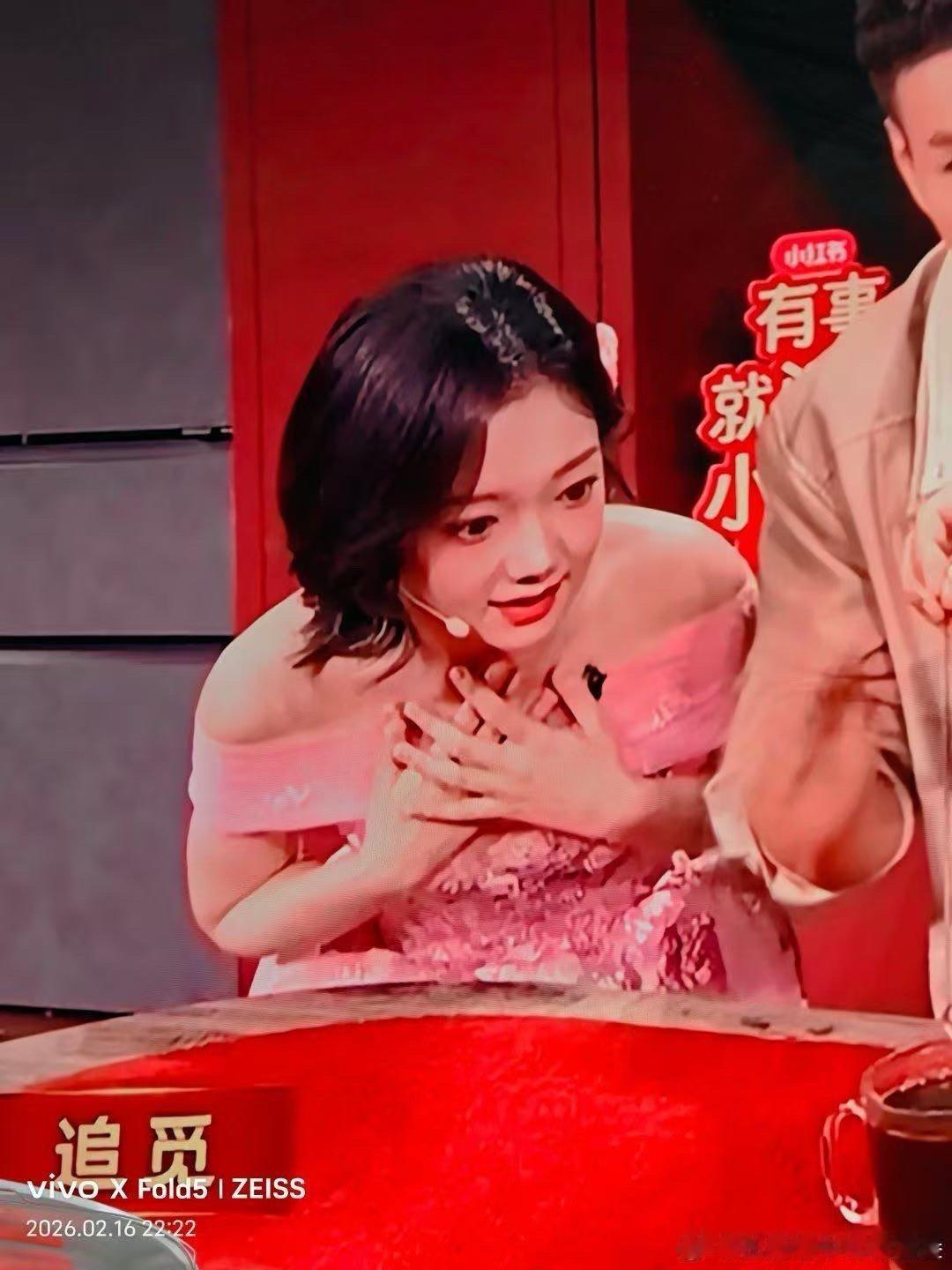 希林娜依高戒指到底拿出来了吗希林娜依高你是懂配合的 全程盯着希林娜依高的手看！魔