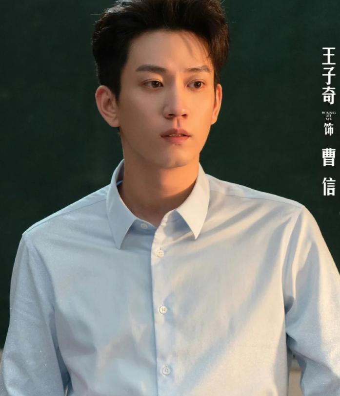 《生逢其时》故事起点是1992年北方一个叫青梧的厂矿小镇。 齐家和曹家住对门，两