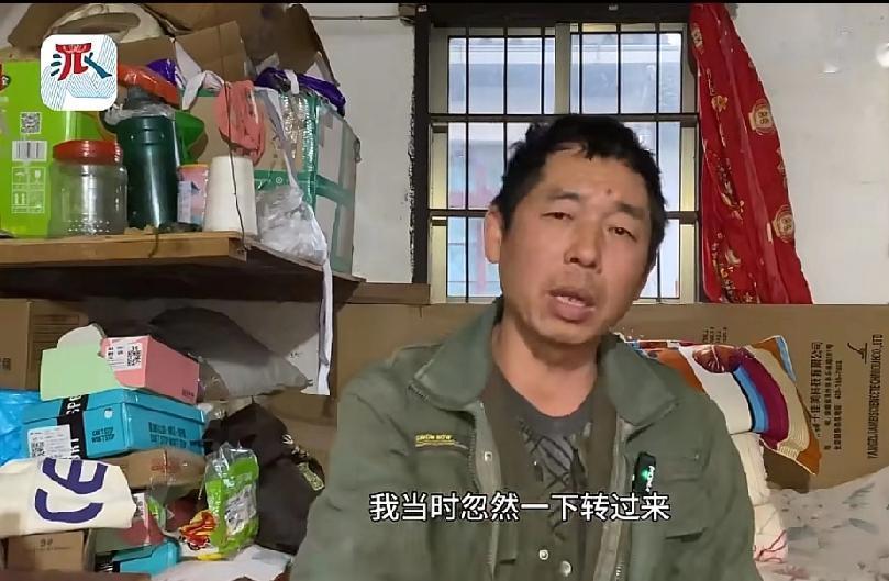 营救落水儿童的咸丰英雄谭弟咸身后架子上没有一件古董，甚至没有啥值钱的物件，但不影