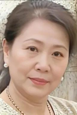 韩国贵妇大头照
明眸凝视含微笑
白皙面容娇媚多
古稀美颜世间少