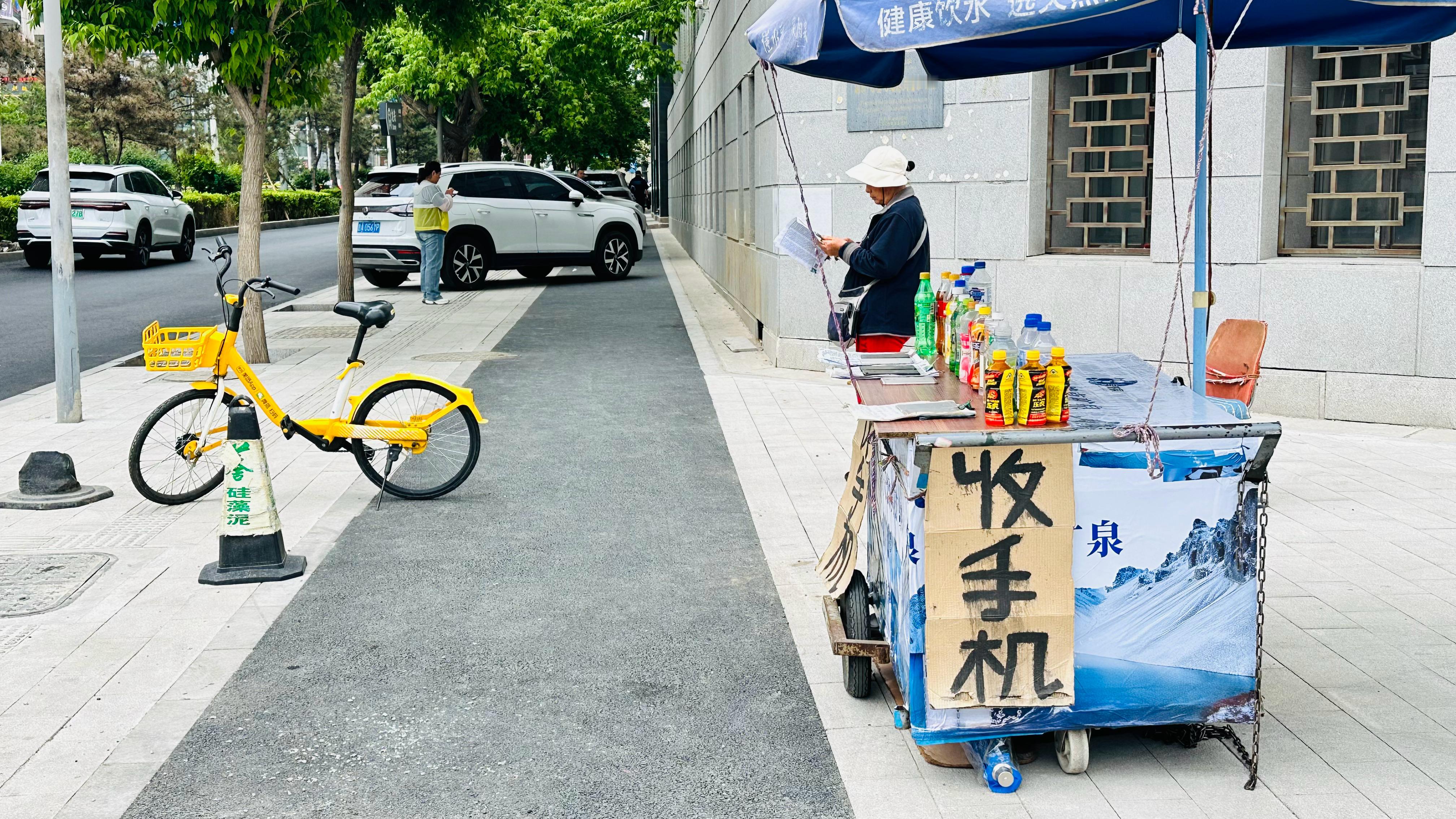我嘀咕了一句“这小摊儿还能收手机”心里想对比卖水收手机真是个重资本的项目大姐有实