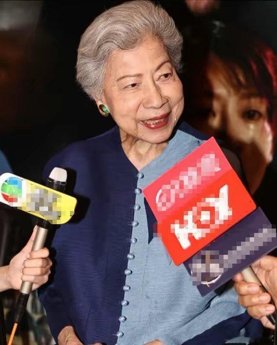 明眼人其实都能看得出来。曾饰演裘千尺的罗兰被TVB除名。真不是TVB高层不讲人情