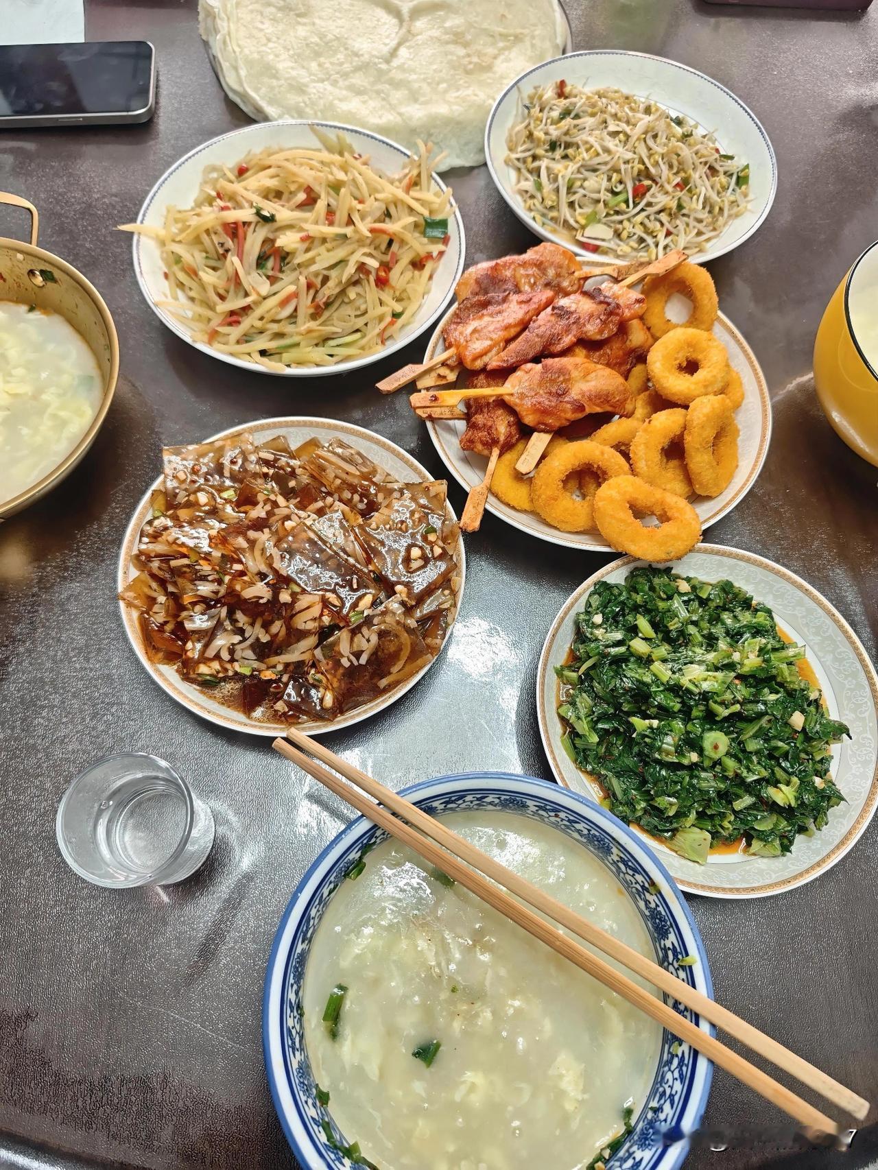 今天中午孩子回家了，他老娘做的午饭。是不是有点大杂烩的感觉[捂脸]