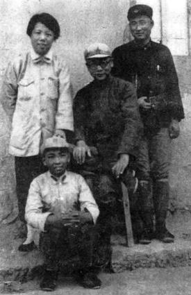 1935年10月，邓颖超长征到达陕北，先后任中央机要科科长、中央白区工作部秘书等