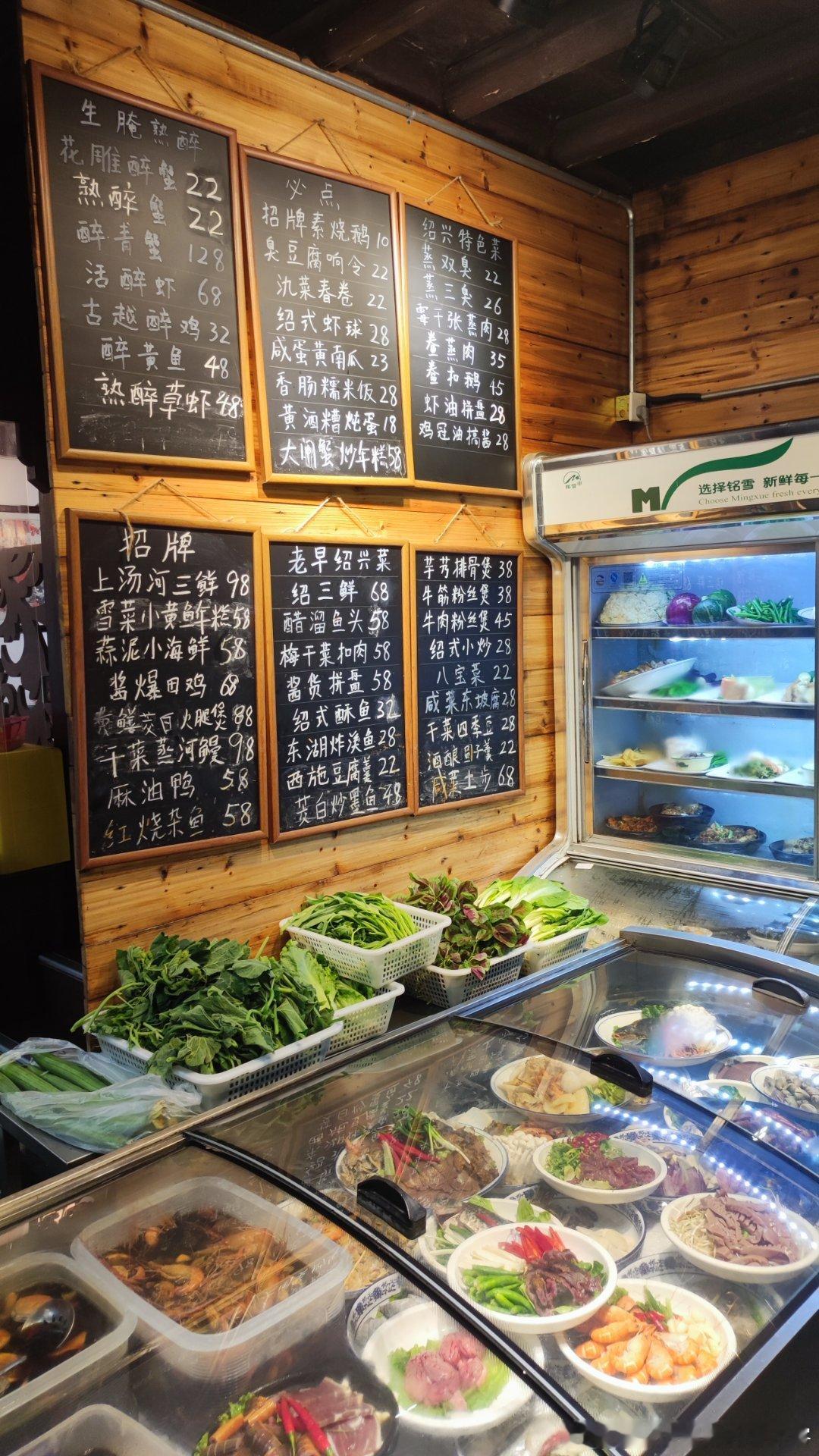#博物馆附近的美食# 从#绍兴博物馆# 出来，走不多远就是仓桥直街，饭店鳞次栉比