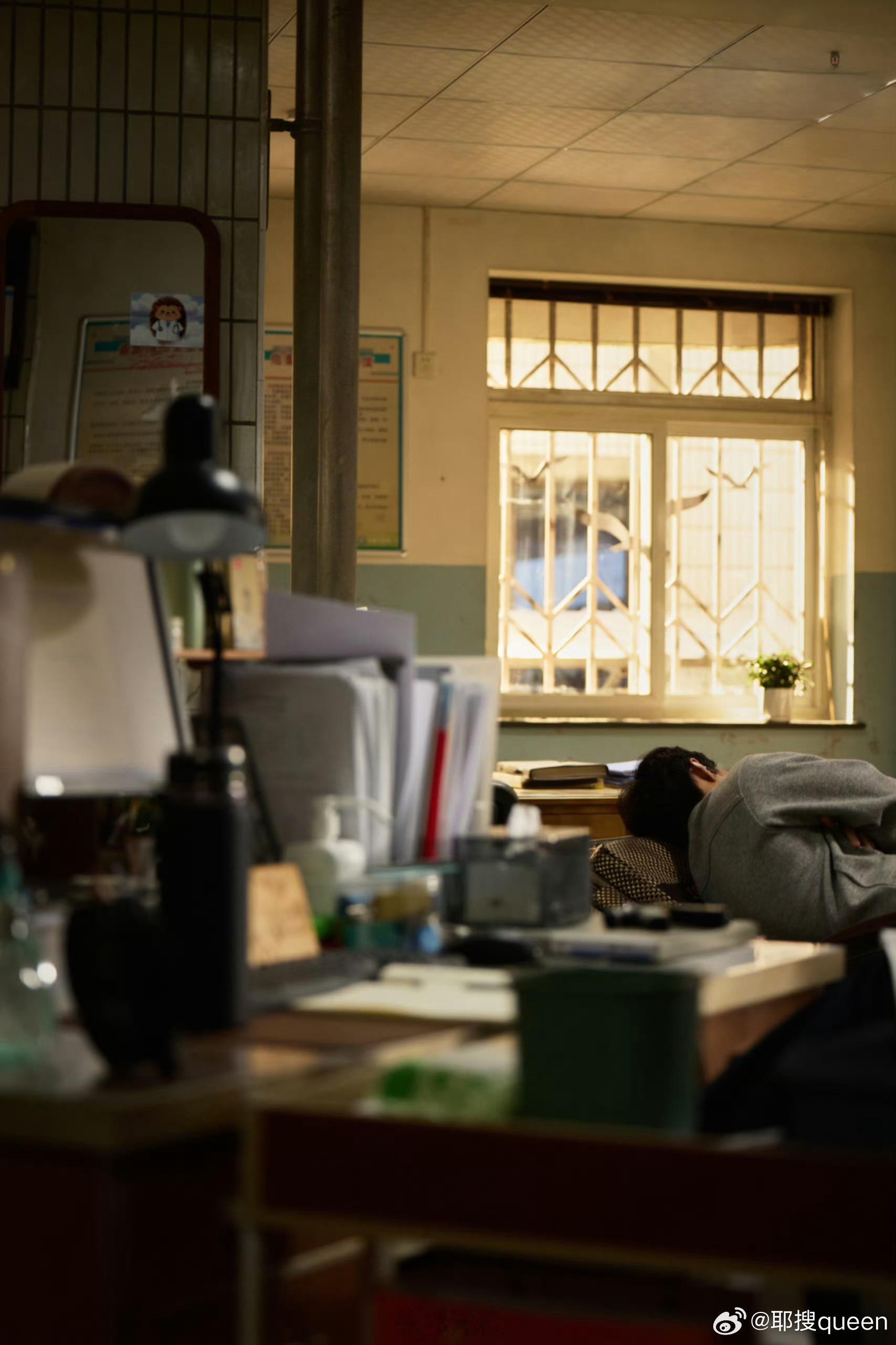 肖战小城良方杀青啦！希望早日跟刘铮亮医生见面！ 