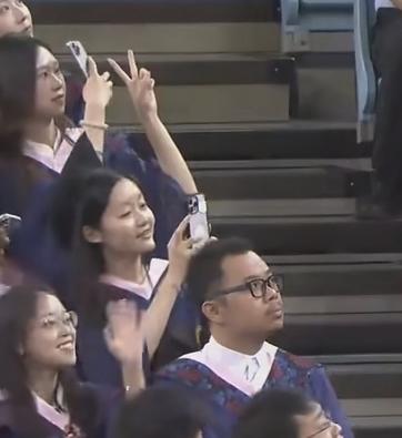 在上海的大龄剩女要比男孩子多的多，有很多女孩子在年轻时候受过伤害。人一旦伤心过，