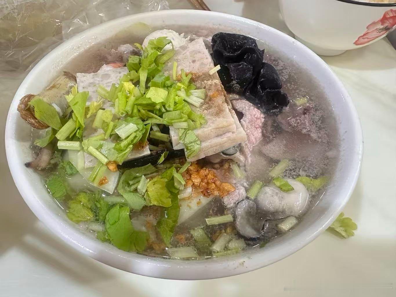 还是休假快乐点，      老婆和孩子先回去外婆家度假了，我就看着很快乐。   