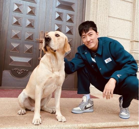 刘翔现在是真潇洒啊！满世界都在说他移民定居美国了，万万没想到，他却带着老婆出现在