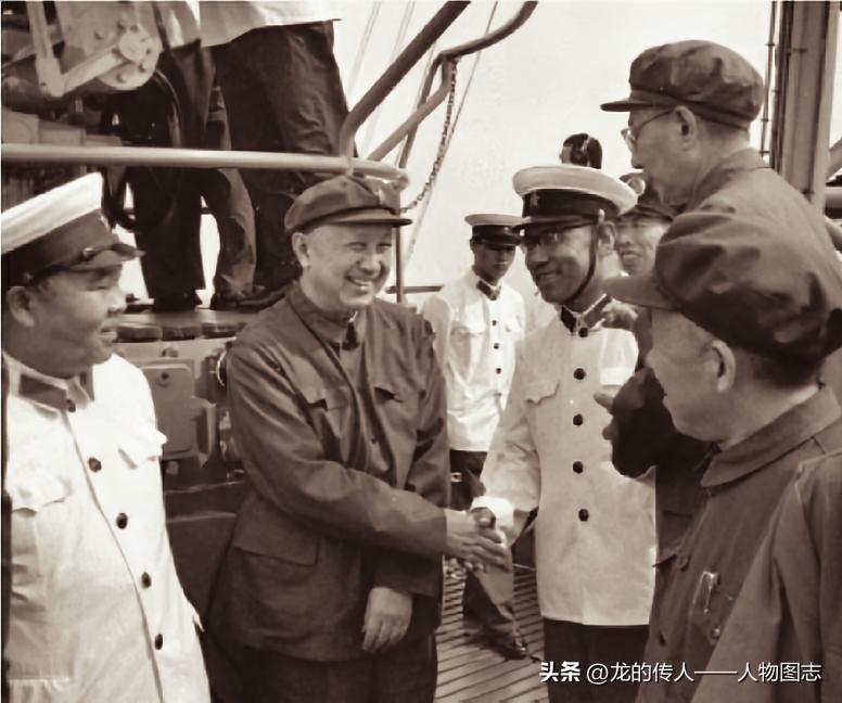 1980年6月3日，钱学森在码头迎接执行中国首枚洲际导弹全程飞行试验测控任务的航