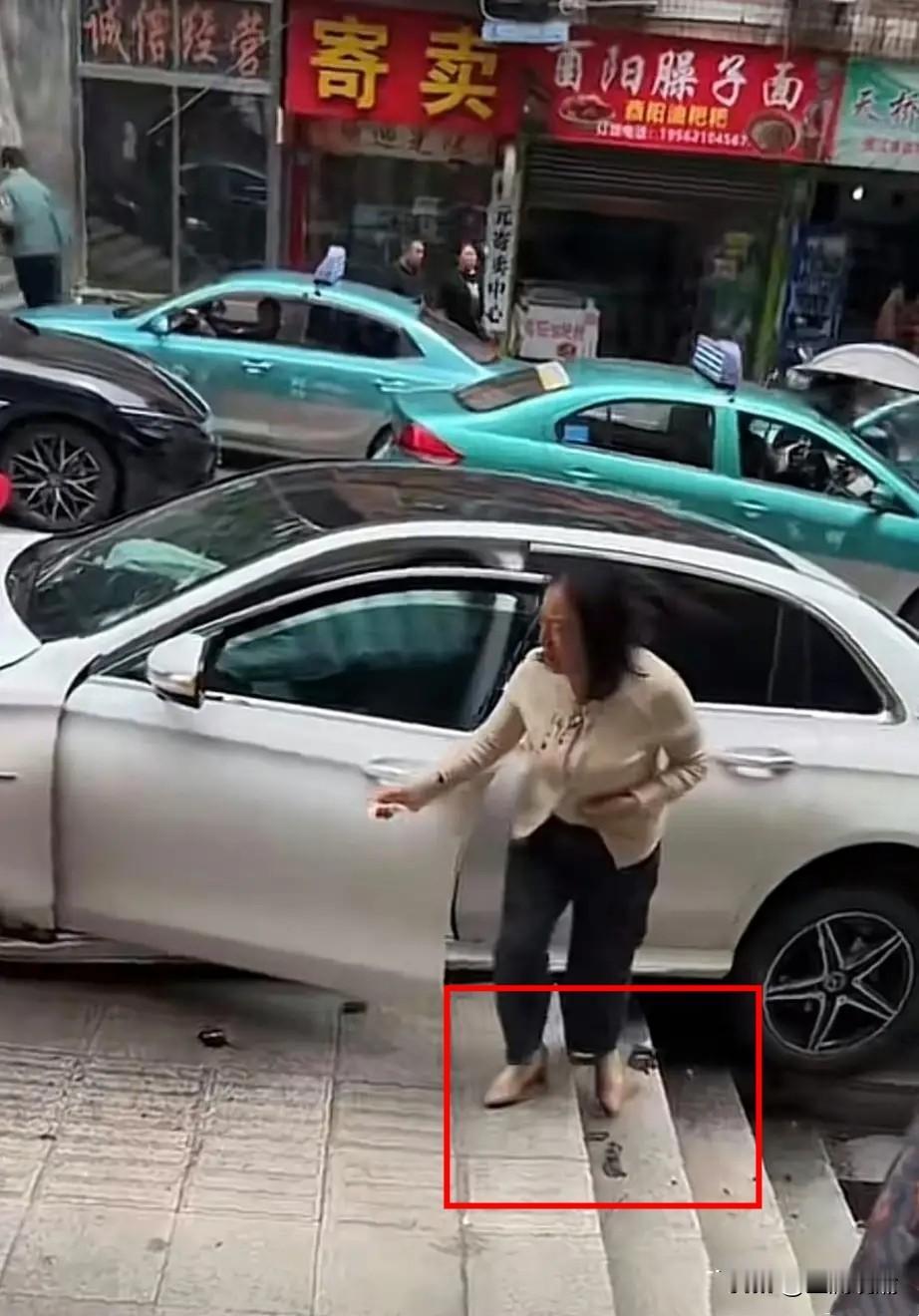 重庆黔江发生交通事故致2死6伤…

这个视频让人看的心惊肉跳！强烈建议心理素质不