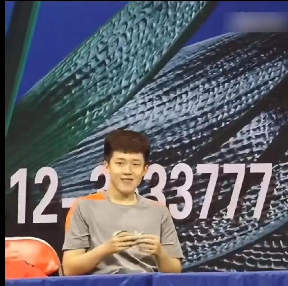 原来王楚钦也是个小吃货！
 
家人们，刷到王楚钦少年时期的照片啦！那时候的他，穿