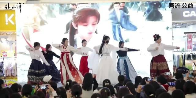 赴山海是一部武侠剧，武侠在市场上已经很少了，大夏天拍《赴山海》动作戏几乎贯穿始终