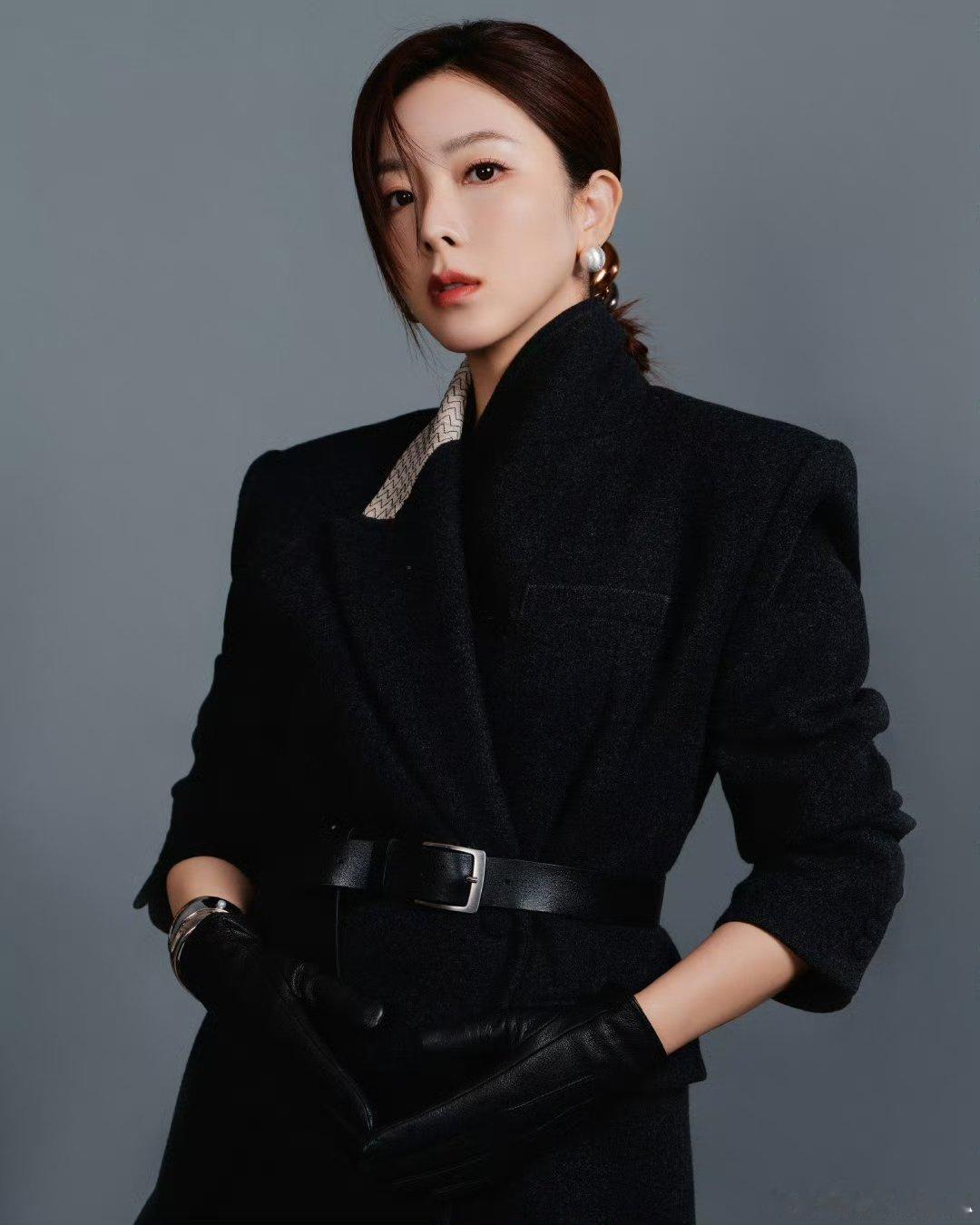 李思思 嘉人主持  嘉人盛典迎来李思思主持，她凭借丰富时尚主持经验，驾驭舞台。今