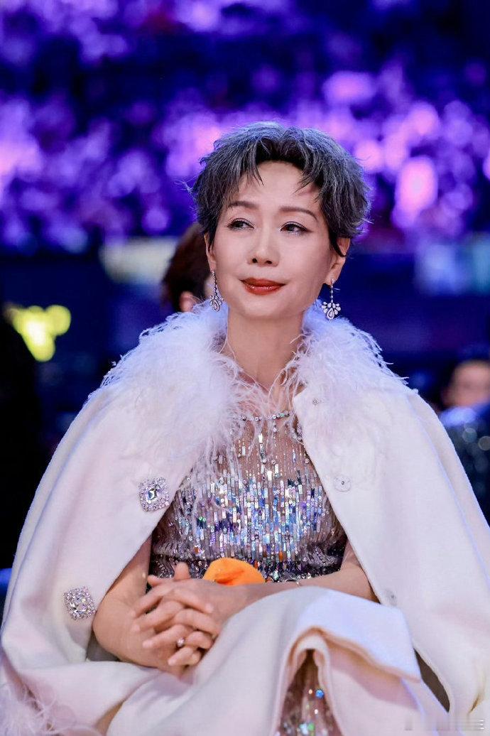 叶童出新歌了63岁叶童发EP太羡慕这般通透的人生！走过半生风雨，依旧守住心底热忱