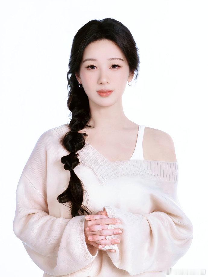 杨紫和风云A9最合拍氛围感大片的秘诀藏在日常出行里。多年陪伴的出行搭档，外观雅致