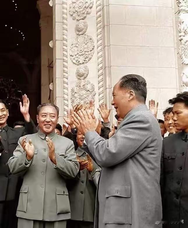 致敬开国伟人毛主席顶天立地的光芒！