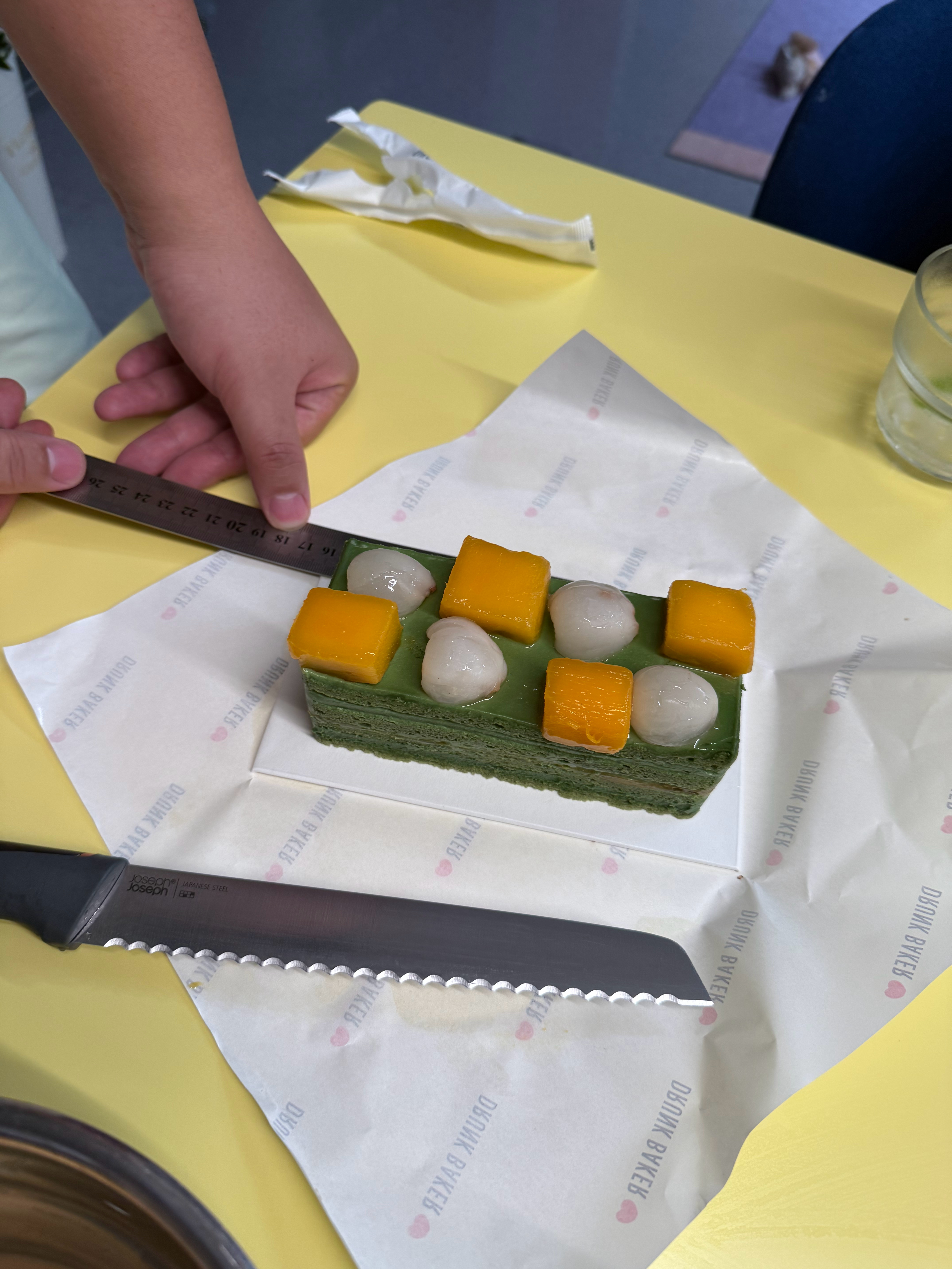五个人分蛋糕，精准到用尺子测量 